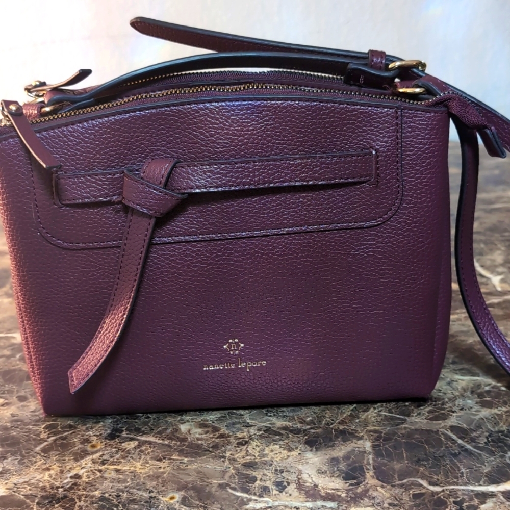 Crossbody burgundy handbag